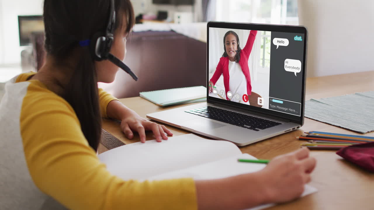 estudiante que usa una computadora portátil para la lección en línea en casa, con su colega y el chat web en la pantalla