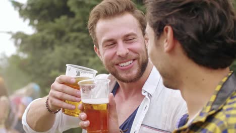 Reife-Männer-Stoßen-Auf-Ihre-Freundschaft-An