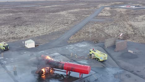 Triebwerksausfall-Mit-Feuer-Auf-Replikatflugzeugen-Während-Des-Feuerwehrtrainings,-Drohne