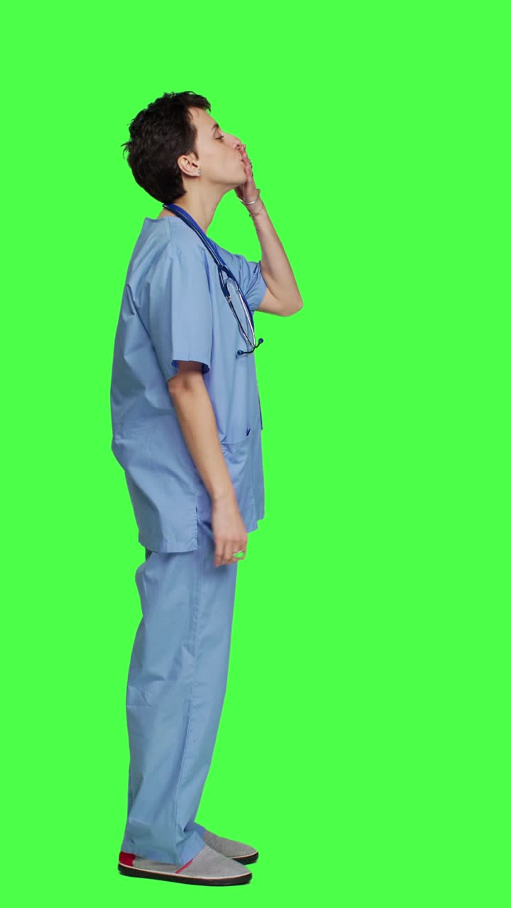 Profilo di infermiera civettuola e carina che manda baci sullo sfondo del greenscreen