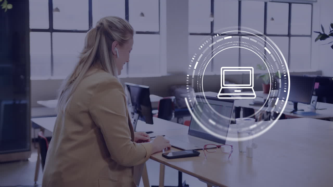 animación de alcance, icono de computadora y procesamiento de datos sobre mujer de negocios caucásica usando portátil