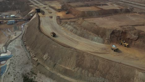 Camiones-Trabajando-En-Una-Mina-De-Níquel-Abierta,-Australia-Occidental