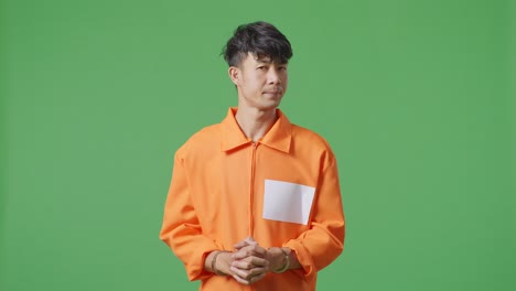 오렌지색 스웨터와 수갑을 입은 남자