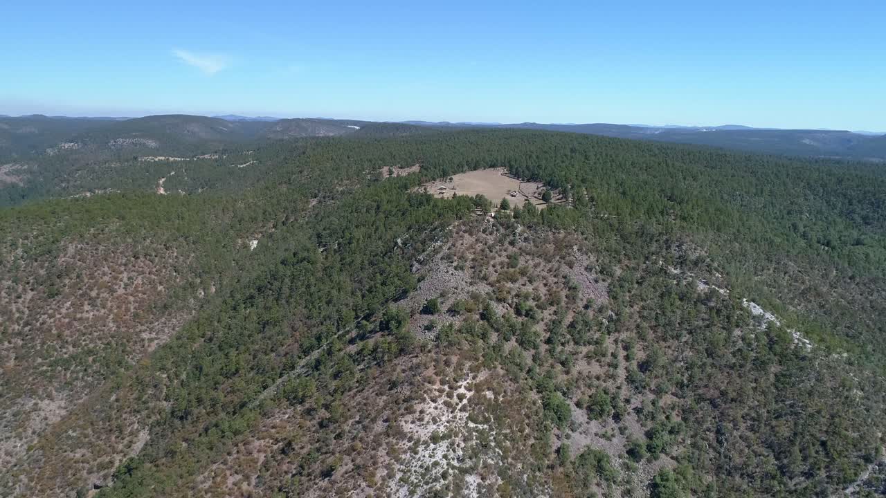 Ripresa aerea di una piccola comunità Raramuri nel Canyon di Tararecua nella regione del Canyon del Rame, Chihuahua, Messico.