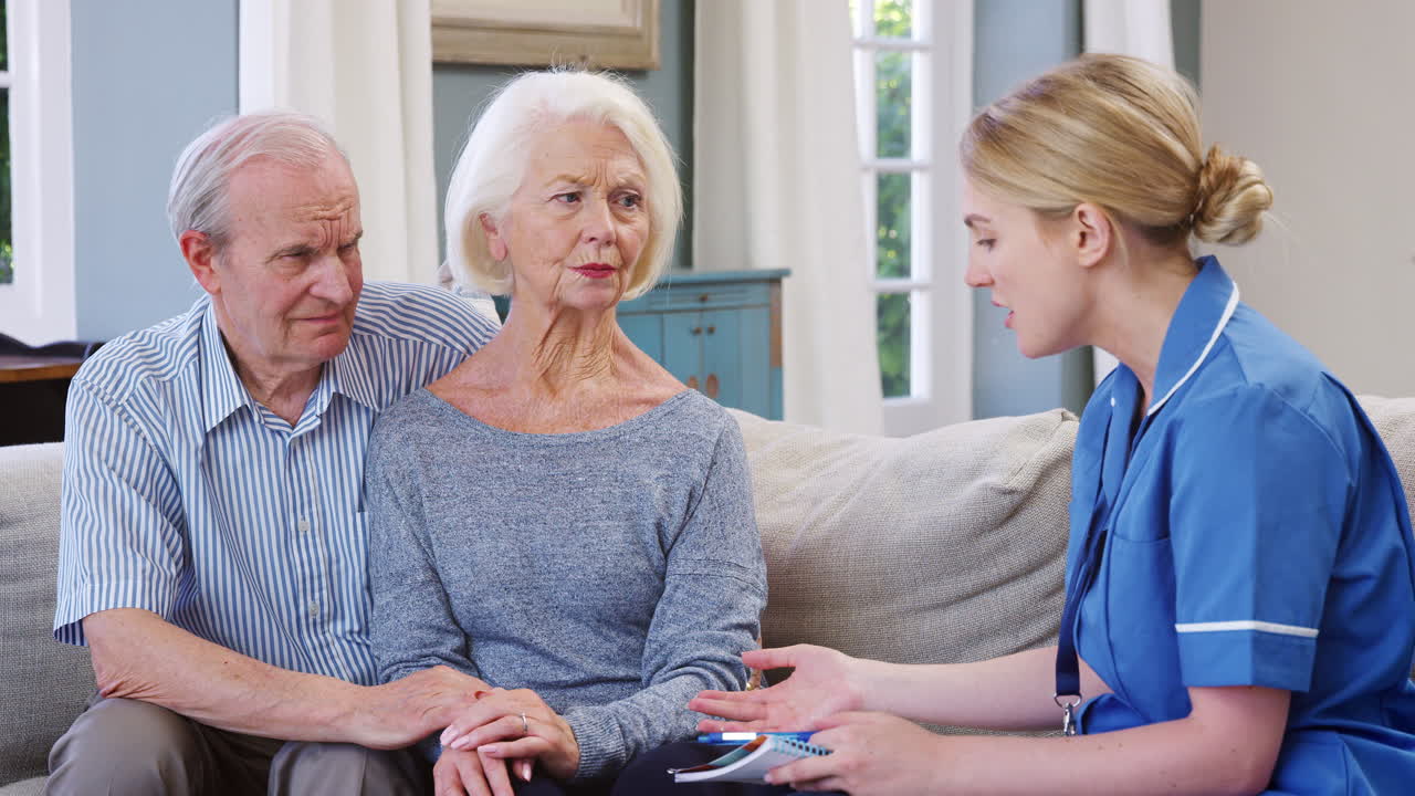 지역 간호사가 우울증을  ⁇ 고 있는 노인 여성을 방문합니다.