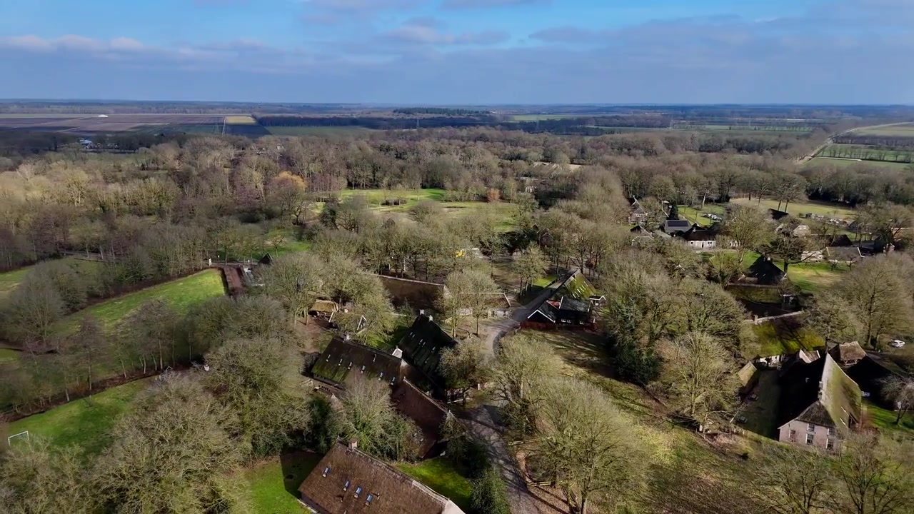 Rotierende Aufnahme von Orvelte, einem historischen Kulturerbe-Dorf in Drenthe, Niederlande. Das Video zeigt traditionelle reetgedeckte Bauernhäuser und die friedliche Landschaft, die dieses malerische niederländische Dorf umgibt.