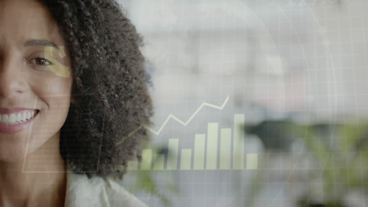 animación de procesamiento de datos y mercado de valores sobre feliz mujer de negocios biracial.