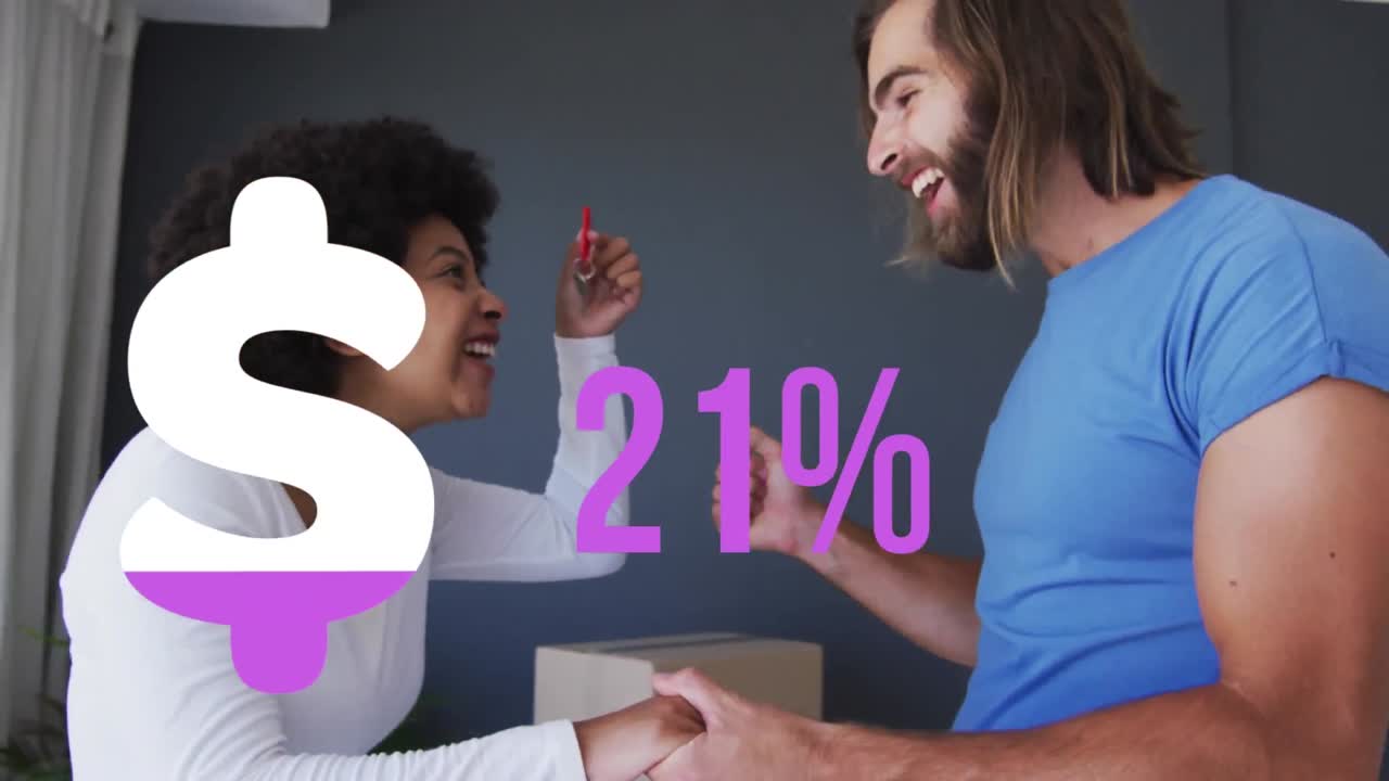 animación del porcentaje y el signo de dólar en púrpura sobre una pareja feliz con llaves de la casa en un nuevo hogar