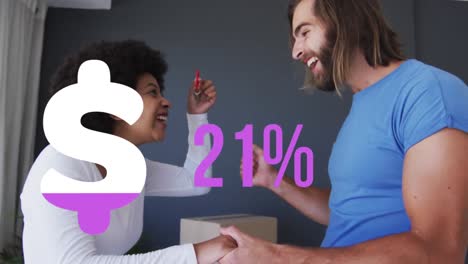 animación del porcentaje y el signo de dólar en púrpura sobre una pareja feliz con llaves de la casa en un nuevo hogar