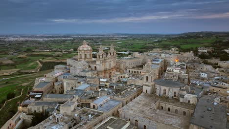 vista aérea de la ciudad vieja y el castillo de mdina, malta