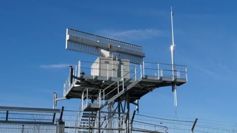 Radar-De-Vigilancia-Del-Aeropuerto-Que-Controla-El-Tráfico-Aéreo,-Cierre-Estático