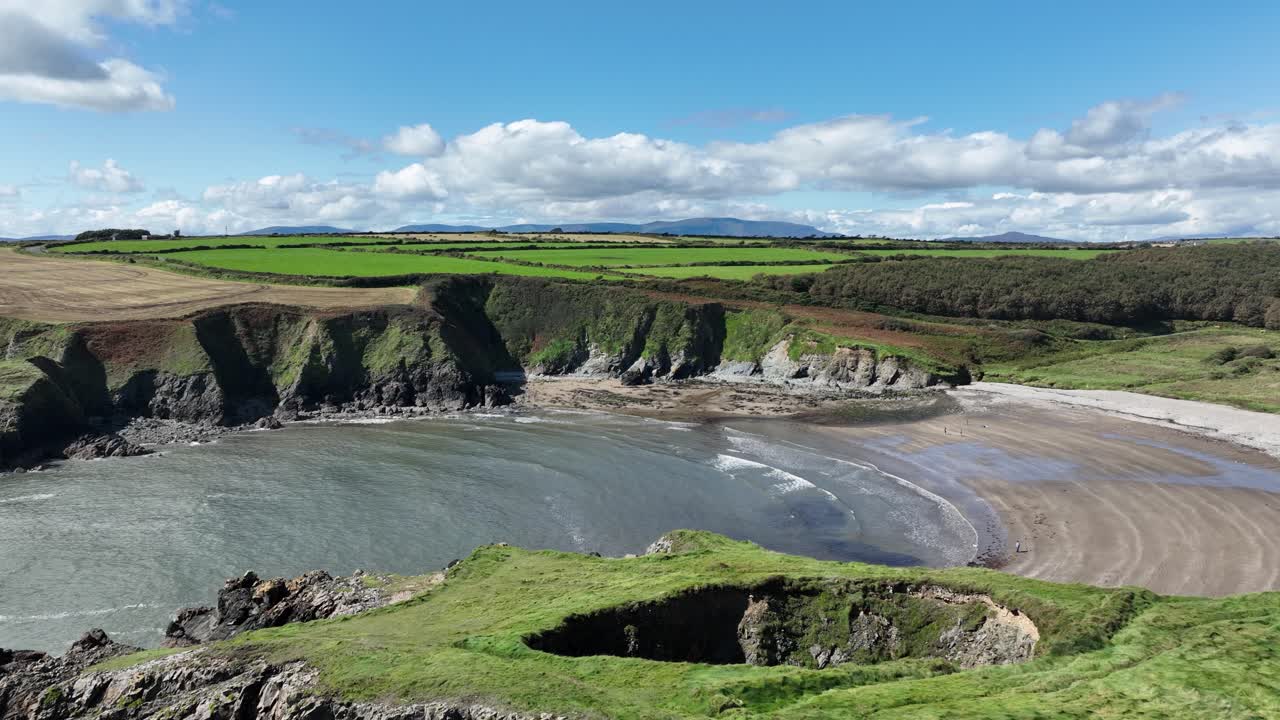 아일랜드의 공중 해안은 완벽한 여름날  ⁇ 퍼 코스트 워터포드의 킬머린 코브에 있는 불꽃 구 ⁇ 을  ⁇ 습니다.