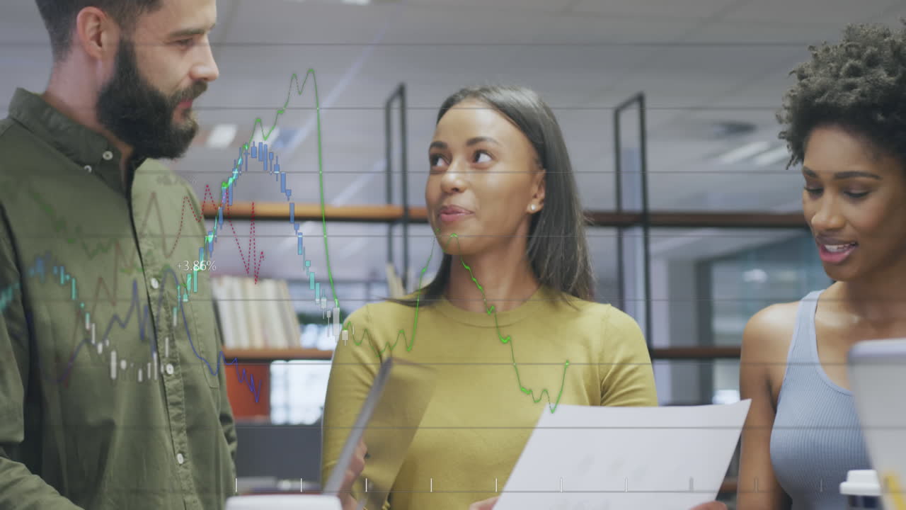 animación de múltiples gráficos, cambios de números en diversos compañeros de trabajo discutiendo el informe en la oficina