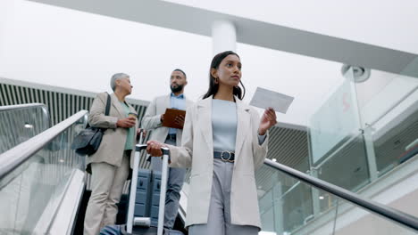 Mujer-De-Negocios,-Viajes-Y-Escaleras-Mecánicas-Del-Aeropuerto