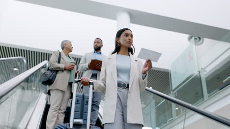 mujer de negocios, viajes y escaleras mecánicas de aeropuerto