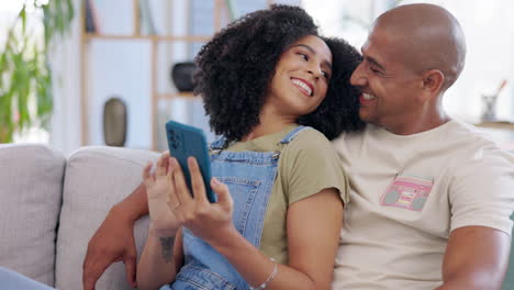 Teléfono,-Pareja-Y-Sonrisa-En-El-Sofá-Del-Salón.