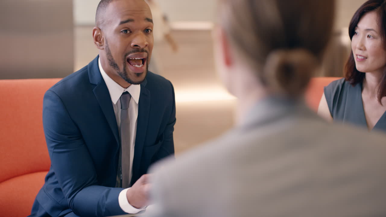 Professionisti multi-etnici al lavoro in una lobby aziendale.