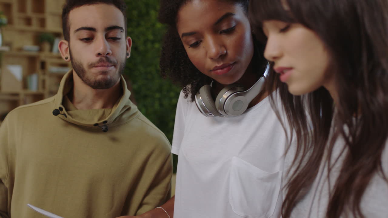 jóvenes empresarios diversos, líderes de equipo, mujeres compartiendo ideas, estudiantes trabajando juntos en la estrategia de planificación de proyectos en el lugar de trabajo moderno de la oficina.