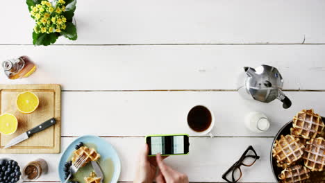 healthy breakfast with smartphone tracking