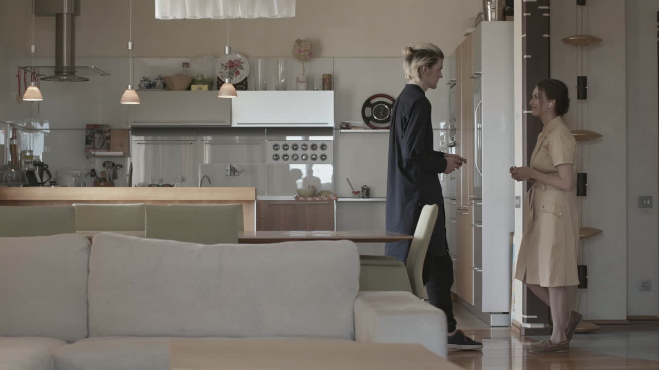 пара разговаривает на современной кухне