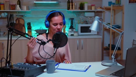 anfitrión del programa nocturno hablando