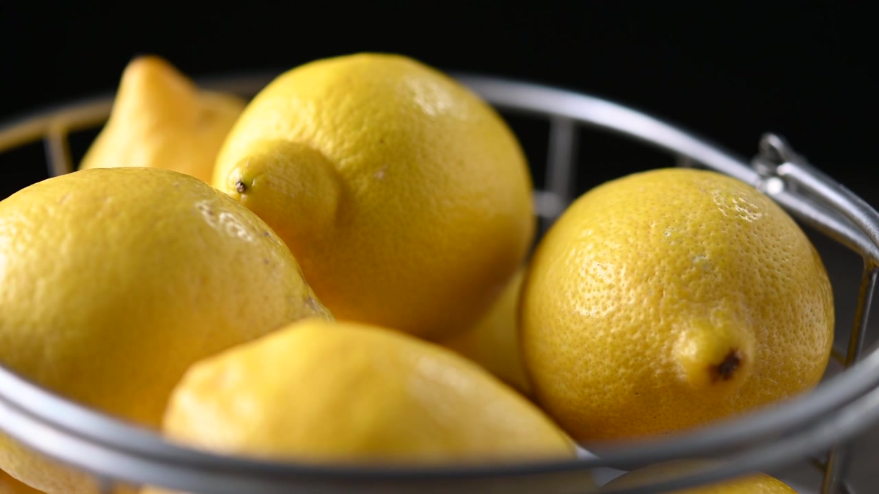 Un cesto rustico pieno di limoni gialli maturi