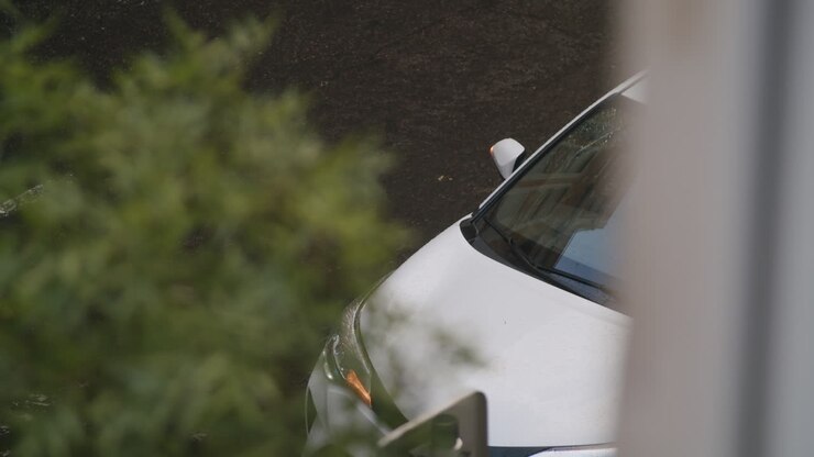 Un'auto con tergicristalli funzionanti.