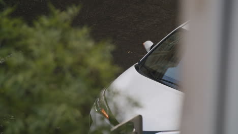 un coche con limpiadores de parabrisas en funcionamiento