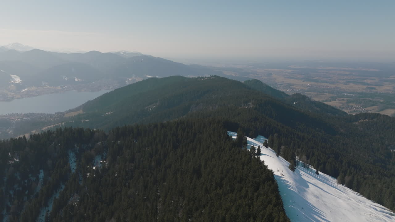 hermosa vista de los alpes alemanes en la cima de una montaña nevada sobre el valle escénico, drone aéreo de 5k