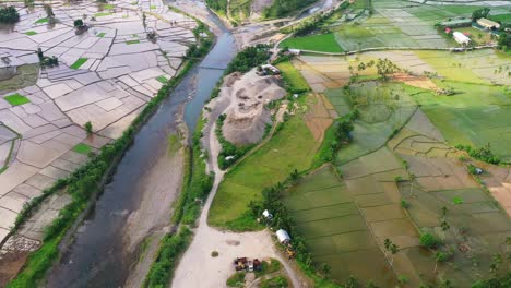 Vista-De-Un-Pozo-Abierto-En-El-área-De-Cantera-De-Trabajo-Entre-Arrozales-Y-Río-En-El-Sur-De-Leyte,-Filipinas