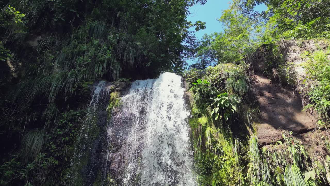 el arco de la muñeca mira hacia arriba en el borde de la cascada de los vencejos en bolivia