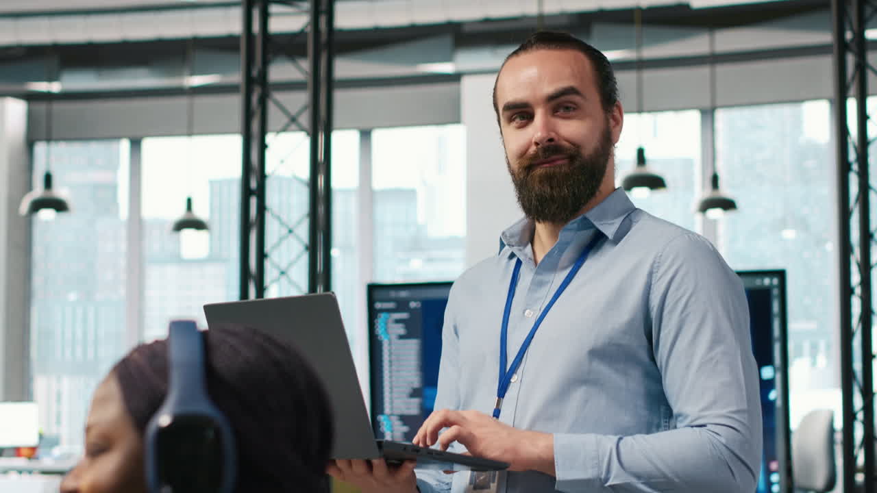 Systemadministrator på kontor, der udvikler softwareapplikationer.