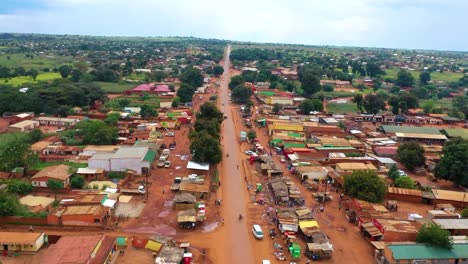 drone volando por la calle de un pueblo africano