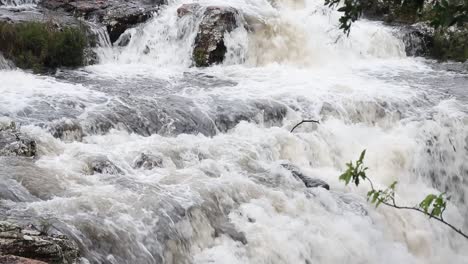 Primer-Plano-De-Agua-Corriendo-Sobre-Rocas