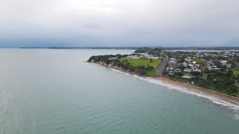 Establishing-aerial-shot-of-the-Narrow-Neck-suburb