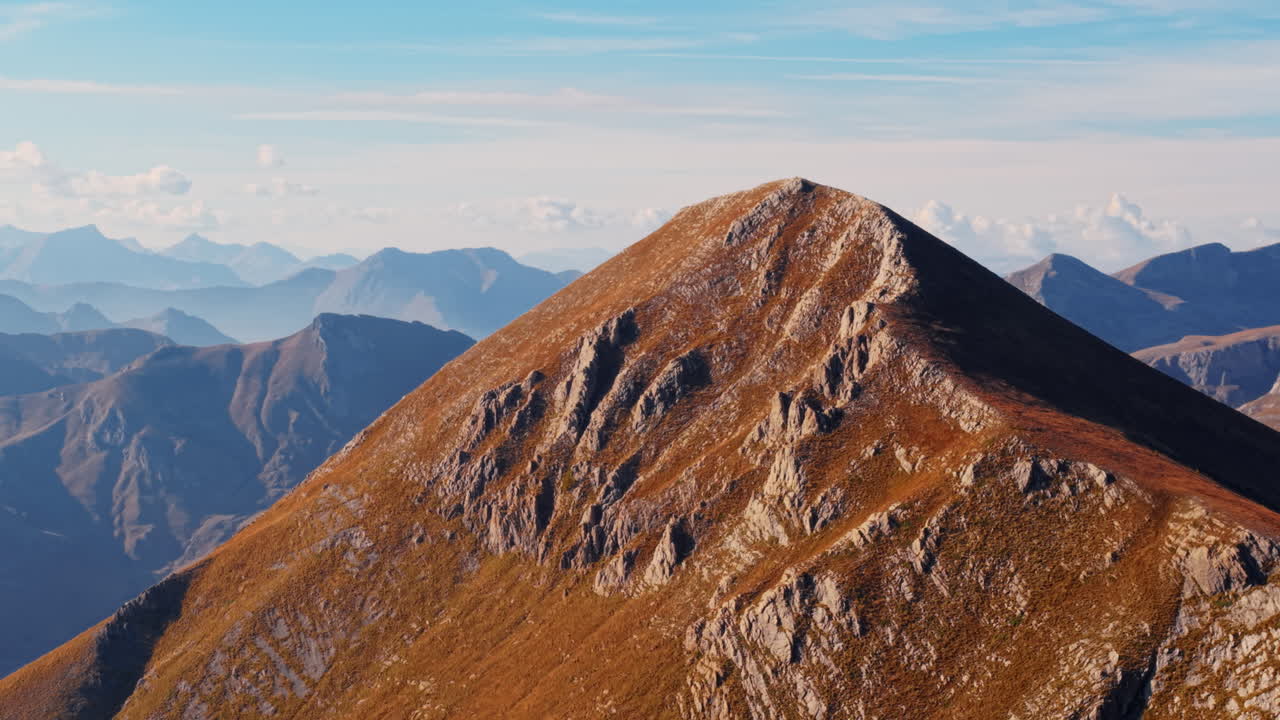 Majestætisk italiensk alpetop omgivet af drømmende bjerglag, fredfyldt stemning