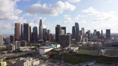 Absteigender-Schuss-Der-Dtla-Skyline-Während-Des-Frühen-Sonnenuntergangs