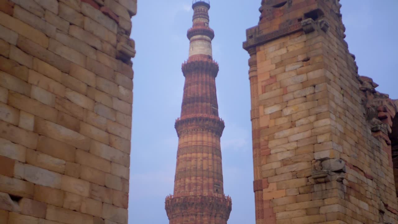 una inclinación hacia arriba del qutub minar