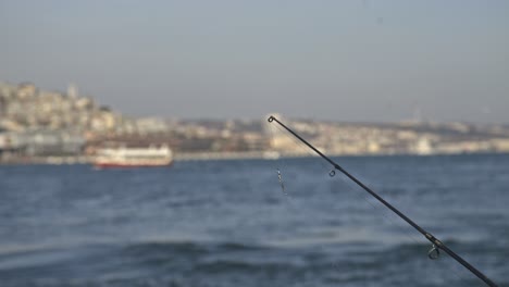 pescadores pescando en el bósforo, puente de galata, con vistas al mar