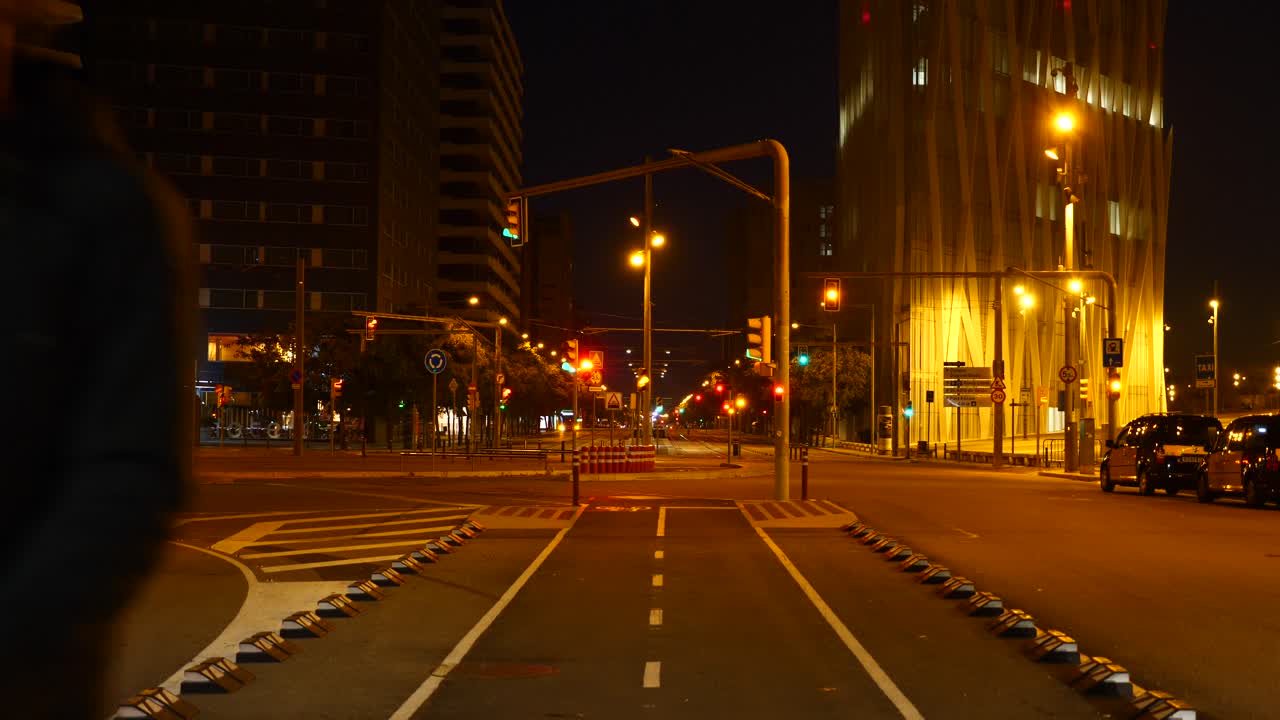 밤 도시 경관에서 빈 거리에 불을 켜고 전기 스쿠터를 타는 남자
