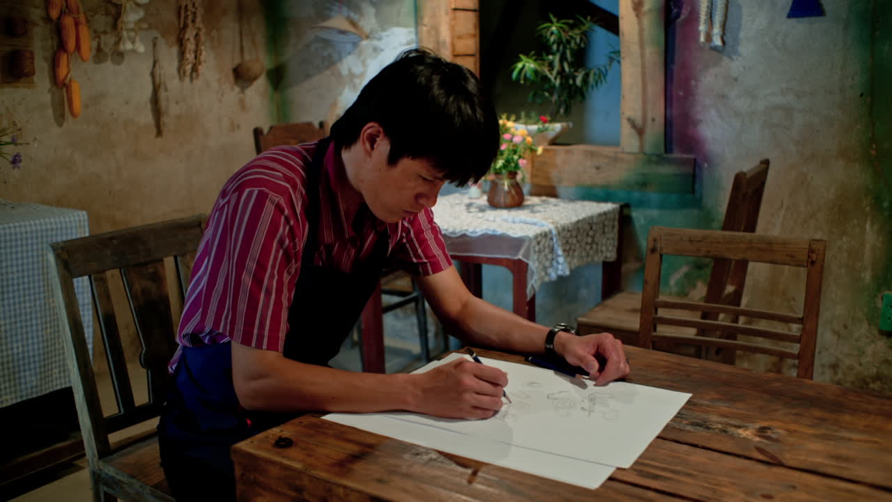 테이블 위에서 종이에 그림을 그리는 예술가, 정적 클로즈업