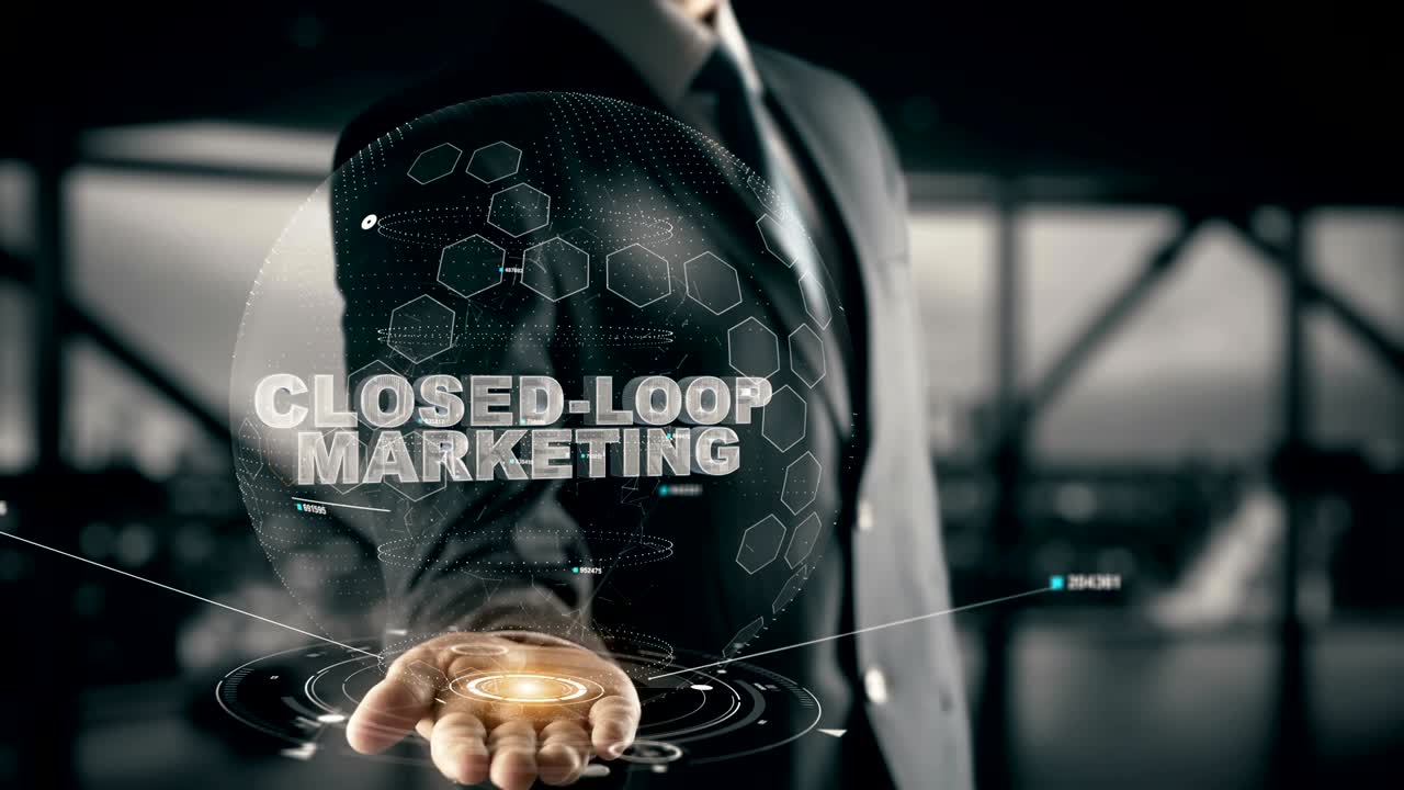 Lukket sløyfe-markedsføring med hologram forretningsmann-konsept