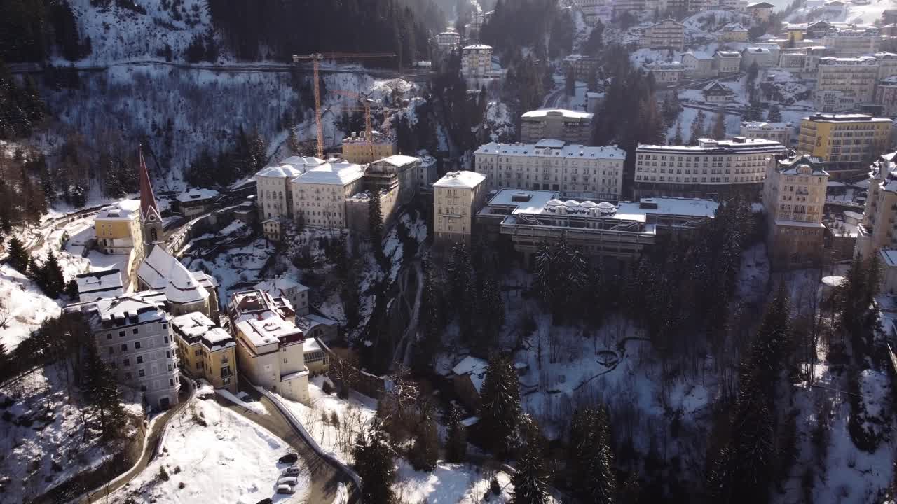 tiro drohne de una ciudad vieja en las montañas en invierno