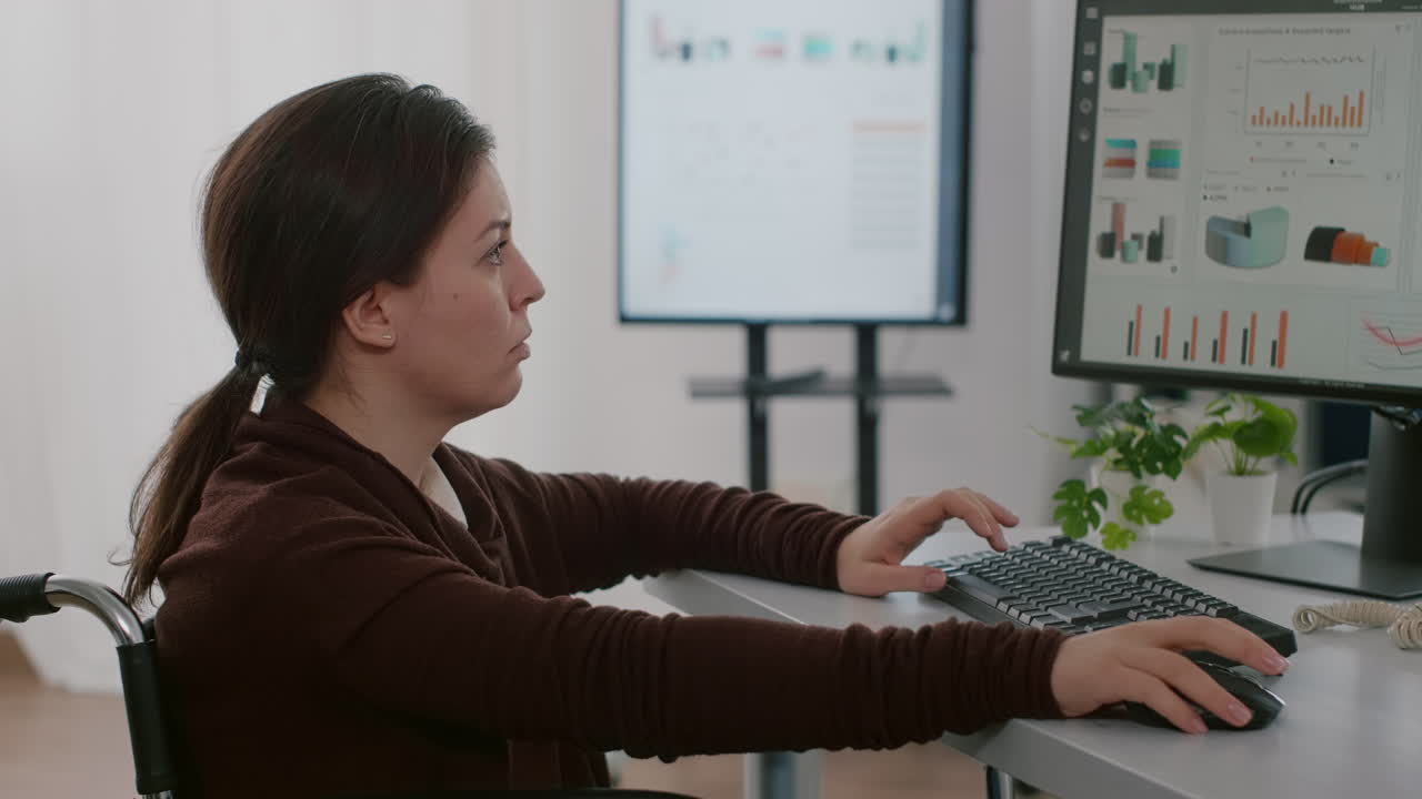 ⁇ 체어에 앉아 경제 통계를 분석하는 마비된 금융 전문가