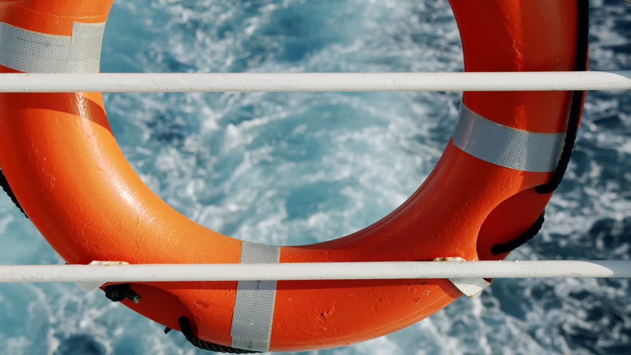 생명을 구하는 링 플로트와 물을 볼 수 있는 페리 (보트) 의 뒷면