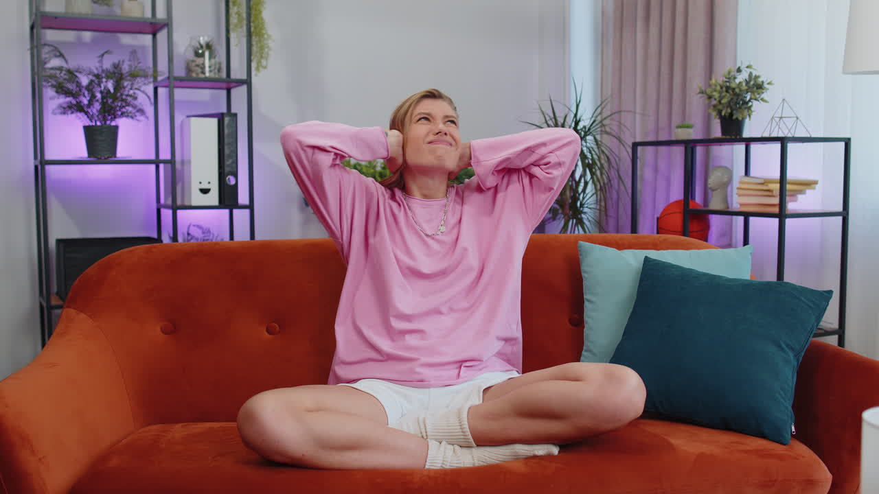 이웃의 수리 작업 개념, 짜증나는 여성 집에서 소음으로 짜증나는 베개로 귀를  ⁇ 습니다.