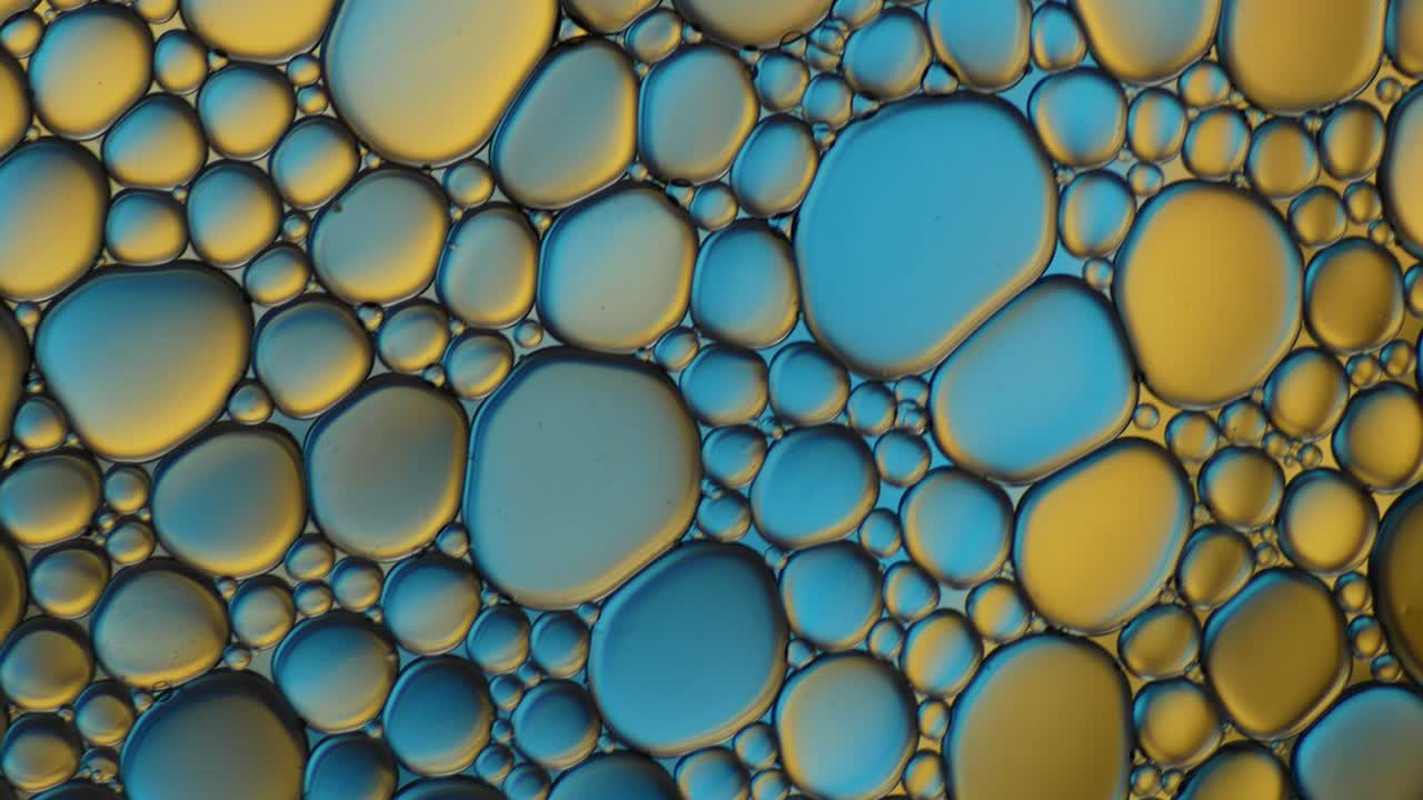 artístico colorido de gota de aceite flotando en el agua.