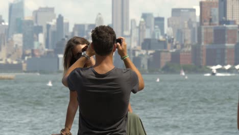 Pareja-tomando-fotos-frente-a-Nueva-York-Skyline-2