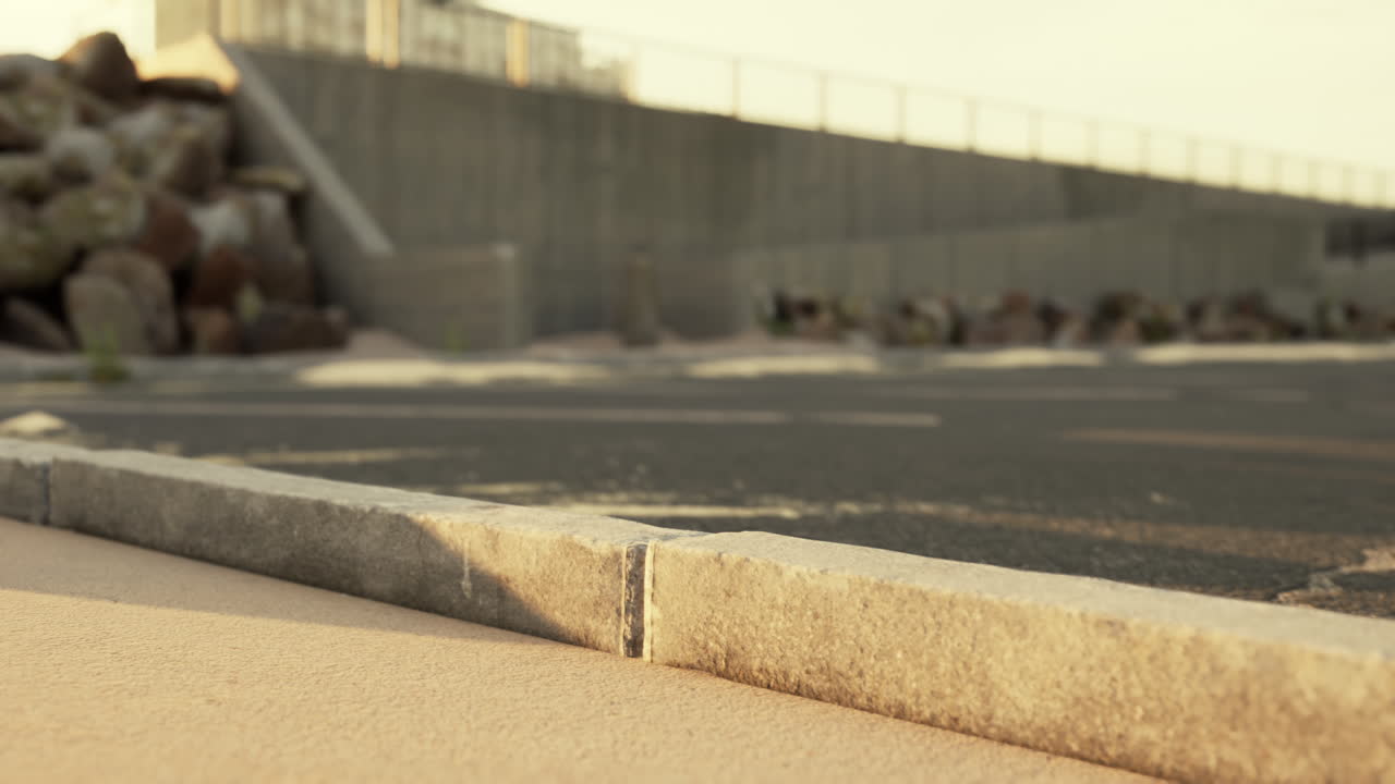 길거리 와 모래 가 있는  비어 있는 도시 거리