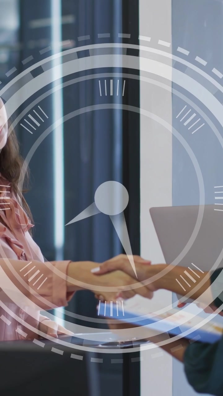 Vídeo vertical: Equipe empresarial passando pasta azul, cumprimentos iniciando, relógio girando sobre as mãos.